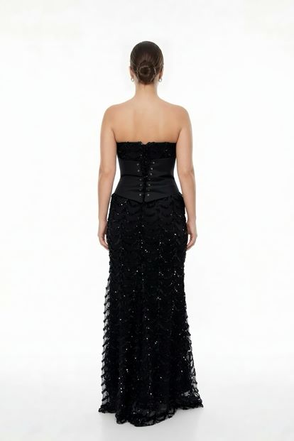 فستان سهرة أسود مزين بالترتر بتصميم الكورسيه، بمقاسات كبيرة